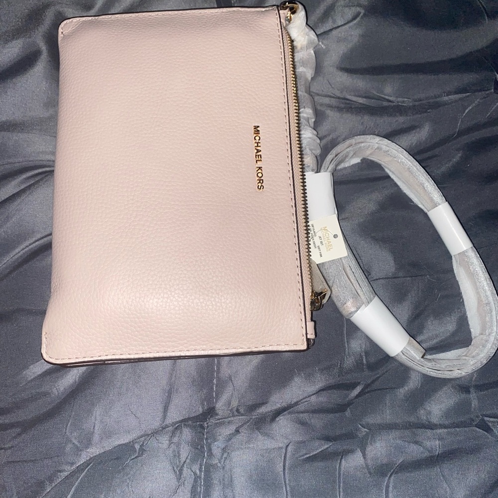 Light Pink Micheal Kor’s Purse !!